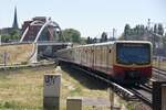 BERLIN, 17.05.2024, S5 nach Strausberg Nord bei der Ausfahrt aus dem Bahnhof Ostkreuz