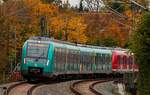 430 077, fuhr Filderstadt entgegen im herbstlichem im Gleisbogen von Oberaichen - 15.10.2025    Wagenheihung: 430 077-033-023