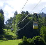 Schauinslandseilbahn, Blick von der Talstation bergauf, diese 1930 er�ffnete Bahn war die erste  Gro�kabinen-Umlaufbahn der Welt und ist die l�ngste dieser Art in Deutschland, nach dem
