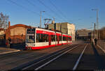 MGT-K2 (Bombardier Flexity Classic), Wagen 697 und 699, beschleunigen auf der neuen Elisabethbrcke zwischen Saline und Rennbahnkreuz in Halle (Saale).