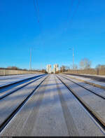 Symmetrien:  auf die Punkthochhuser von Halle-Neustadt zulaufende Straenbahn-Gleise der neuen Elisabethbrcke, fotografiert am knackig kalten Vormittag des letzten Kalendertages.