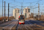 Aus Halle-Neustadt kommend:  MGT-K2 (Bombardier Flexity Classic), Wagen 696 und 695, steuern nach der neuen Elisabethbrcke auf die Haltestelle Saline zu.