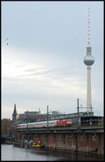 Nikolausfahrt der Rendsburger Eisenbahnfreunde: SEL 120 143-3 mit dem Sonderzug Flensburg - Berlin Ostbahnhof am 06.12.2025 auf der Berliner Stadtbahn an der S-Bahnstation Jannowitzbrcke.