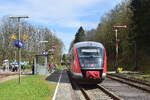 642 165 hat den Bahnhof Bahnhof Dahlbruch erreicht und nimmt ein paar Fahrg�ste auf.
