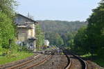 Blick auf den Haltepunkt Villmar. Villmar war bis August 2002 ein Bahnhof und wirde dann zur Blockstelle zurück gebaut. Die benachbarten Betriebsstellen sind ebenfalls Blockstellen was im Westen mittlerweile eher eine Seltenheit sein dürfte ...
