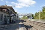 GOTTMADINGEN (Landkreis Konstanz), 19.09.2024, Blick auf die Seitenbahnsteige, die berfhrung und das Bahnhofsgebude von Gottmadingen an der Hochrheinbahnstrecke