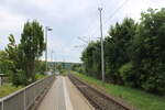 Der Bahnsteig in Sinzing, mit Blick Richtung Ingolstadt, am 05.08.2025.