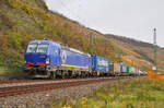Die 193 806-5 von Beacon Rail befrdert am 13.11.2025 bei Boppard einen Containerzug in Richtung Sden
