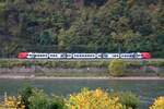 Ein SWEX ET 429 als RE2 nach Frankfurt (Main) Hbf am Rhein zwischen Bacharach und Oberwesel, 22.