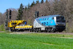 218 308 mit einem Kran im Schlepp in Richtung Freilassing am 7.4.2026 bei Eglharting.