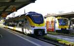 SWEG-Triebwagen 563 104 und Regio-Shuttle der Ortenau S-Bahn (gehrt auch zur SWEG) im Bahnhof Offenburg, Nov.2025
