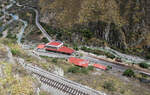 Blick von der Teufelsnase auf den Bahnhof Sibambe. Damit die etwa 550 Höhenmeter zwischen Alausi und Sibambe überwindet werden können, wurden zwei Spitzkehren gebaut. Hier fahren wir auf der obersten Ebene auf die erste Spitzkehre zu.  ...