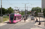 Tramway Reims; stop by stop -     Haltestelle de Fermat in der Rue Docteur Albert Schweizer mit Citadis 106.