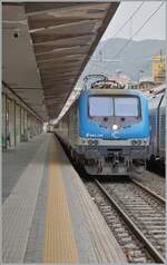 Der ICN 1955 von Roma Termini nach Palermo erreicht mit der FS Trenitalia E 464.198 p�nktlich sein Ziel Palermo Centrale.