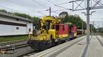 Ein ÖBB 'Turmwagen' der Baureihe X552 (MTW 100) bei einer Kontrollfahrt am 29. April 2026, von Graz kommend auf Bahnsteig 1 in Wies-Eibiswald, im Hintergrund mit dem Schloss Burgstall: