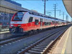 City Jet ET 4744 042 der ÖBB steht zum Einstieg bereit am 24.04.2026 um 10.05 Uhr im HBF Linz.