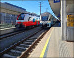 Neben dem bereits im HBF Linz stehenden City Jet ET 4744 042 fährt hier am 24.4.2026 um 10.07 Uhr der Westbahn ET 627 aus Salzburg ein.