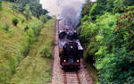 Zug der Wutachtalbahn mit österreichischer Dampflok 93 1360 (Ort unbekannt, 1989?)