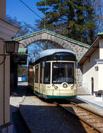 Der Triebwagen 502, ein dreiteiliger vierachsiger Zweirichtungs-Niederflur-Gelenktriebwagen vom Typ Bombardier „Mountainrunner“ verlsst am 04 April 2025 die Bergstation
