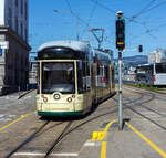 Der Triebwagen 502, ein dreiteiliger vierachsiger Zweirichtungs-Niederflur-Gelenktriebwagen vom Typ Bombardier „Mountainrunner“ erreicht am 04 April 2025 als Linie 50