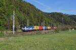Die WLC 1193 980 fährt am 26.4.2026 mit einem Containerzug von Kalsdorf Terminal nach Enns hier kurz hinter Pernegg.