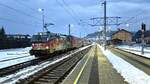 Einzige 'Werbelok' der GKB, die bis Mitte Februar 2026 von Beacon angemietete Vectron AC im eleganten Design des Jubiläums 25 Jahre Mauerfall in Berlin. Am Samstag den 24. Jänner 2026 pausierte sie im Bahnhofsareal Wies-Eibiswald, abends ku ...