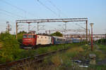 400 800-5 zieht im letzten Sonnenlicht den IRN 402 Bukarest Nord - Chisinau durch Bucuresti Basarab.