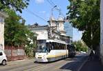 Triebwagen 030 vom Typ Bucur Low Floor (Bucur LF) durchfhrt die Calea Mosilor als Linie 21 nach Piata Sf.