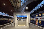 Auch Sichtbeton kann schön sein - 

Moderne Akzente setzen die Treppenabgänge zu den Tunnelstationen im Bahnsteigbereich des Züricher Hauptbahnhofes.

07.03.2025 (M)

