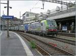 Die BLS Re 475 439 (91 85 4475 439-6 CH-BLSC) und die 193 496 (91 80 6193 496-7 D-BLSC) verlassen mit einem langen Zug aus Sgmmns M29 Wagen nach einem kurzen Distanzhalt Lausanne in Richtung Wallis. 

5. Mai 2026
