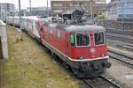 Die Re 4/4 11193 die den RABe 502 404 'Brig-Glis' nach einem Ranigerunfall nach Zollikofen gezogen hat, 19.2.26 in Zollikofen.