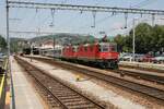 SBB Re 4/4 II 11224 und Schwesterlok verlassen mit Intercity Lugano in Richtung Italien am 15. Juli 2006.