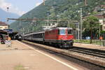 SBB Re 4/4 II 11150 mit Intercity nach Locarno im Bahnhof Bellinzona am 19. Juli 2006.