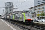 Doppeltraktion, mit den BLS Loks 486 507-7 und 485 012-9 durchfhrt am 20.10.2025 den Bahnhof Pratteln.