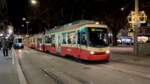 Ein Gespann aus drei Triebzgen der Forchbahn wartet am Abend des 22.11.2025 auf dem Vorplatz des Bahnhofs Zrich-Stadelhofen auf die Abfahrt nach Esslingen.