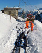 Manuelle Schneer�umung in der kleinen Station Jamal (1742 m�M) zwischen Montreux und Rochers de Naye, gesehen aus dem Hinteren F�hrerstand.