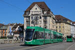 Be 6/8 Flexity 5025, auf der Linie 6, berquert am 18.09.2025 die Mittlere Rheinbrcke.