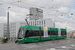 Be 4/6 Flexity 6003, auf der Linie 15, berquert am 12.05.2025 die Mnchensteinerbrcke.