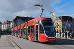 Be 6/8 Flexity 5015 mit der Manor Werbung, auf der Linie 6, berquert am 03.11.2025 die Mittlere Rheinbrcke.
