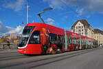 Be 6/8 Flexity 5015 mit der Manor Werbung, auf der Linie 6, berquert am 03.11.2025 die Mittlere Rheinbrcke.