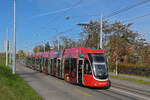 Be 6/8 Flexity 5015 mit der Manor Werbung, auf der Linie 3, fhrt am 05.11.2025 zur Haltestelle Waldighoferstrasse.