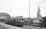SVB Tram Bern__Zug der Linie 5 mit Tw 126 Be 4/4 und Bw B4 331, beide von 1960/61, auf der Kirchenfeldbrücke Richtung Altstadt unterwegs. Im Hintergrund der Münsterturm.__27-08-1976
