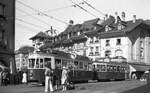 SVB Tram Bern__Zug der Linie 5 nach Fischermätteli mit Tw 114 Be 4/4 von 1947/48 und Bw B4 338 von 1960/61 in der Altstadt.__27-08-1976