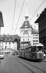 SVB Tram Bern__Begegnung der Be 8/8 Nr.8 und Be Nr.12 von 1973 auf Linie 9 beim Käfigturm.__27-08-1976
