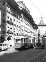 SVB Tram Bern__Zug der Linie 9 nach Wabern mit Tw 9 Be 8/8 von 1947/48 in der Marktgasse.__27-08-1976