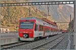 Im noch im Schatten liegenden Bahnhof von Sembrancher wartet der TMR / Region Alps RABe 525 040 NINA auf die Abfahrt nach Orsires.