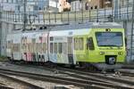 BLS RABe 525 010  Lina  mit Login Vollwerbung am 15.11.25 beim Bahnhof Spiez.