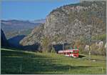 Aus dem tiefen, schattigen Taleinschnitt heraus erreicht der TMR / Region Alps RABe 525 041 beim Einfahrsignal von Sembracher einen bereits von der Sonne beschienen Abschnitt.