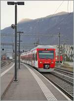 Der TMR / Region Alps RABe 525 038 NINA erreicht von Le Chble kommend sein Ziel Martgingy.