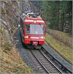 Der TMR BDeh 4/8 21 ist als Regionalzug 18979 von Vallorcine nach Vernayaz MC (SEV nach Martigny MC) kurz nach Vallorcine unterwegs. Sehr gut zu sehne ist die Stromschine auf diesem Streckenabschnitt. 

26. Dezember 2025